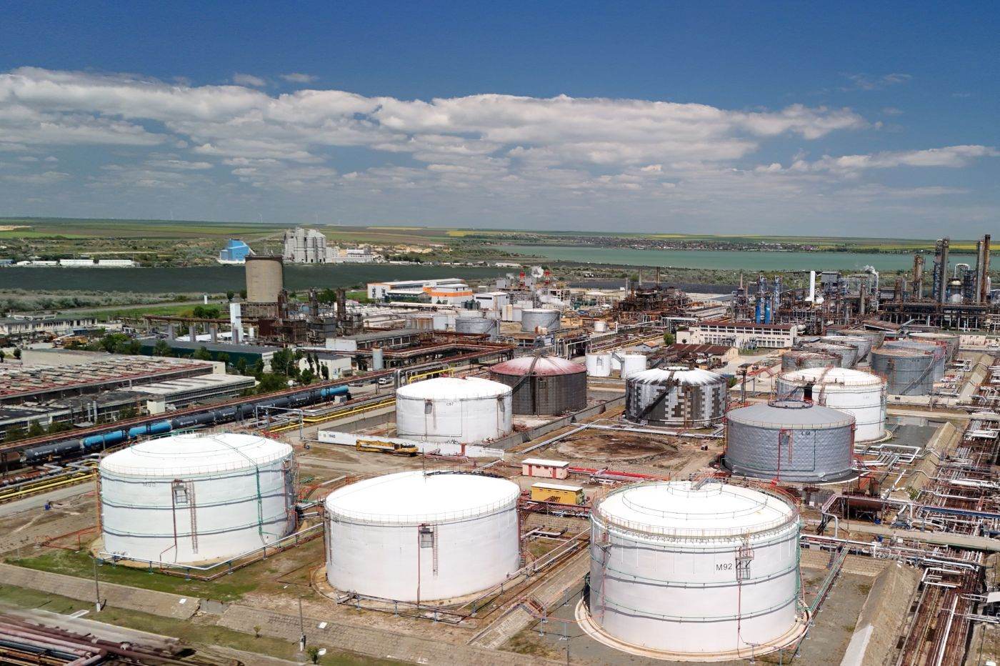 Rompetrol anunţă investiţii strategice în modernizarea şi extinderea capacităţii de stocare a rafinăriei Petromidia